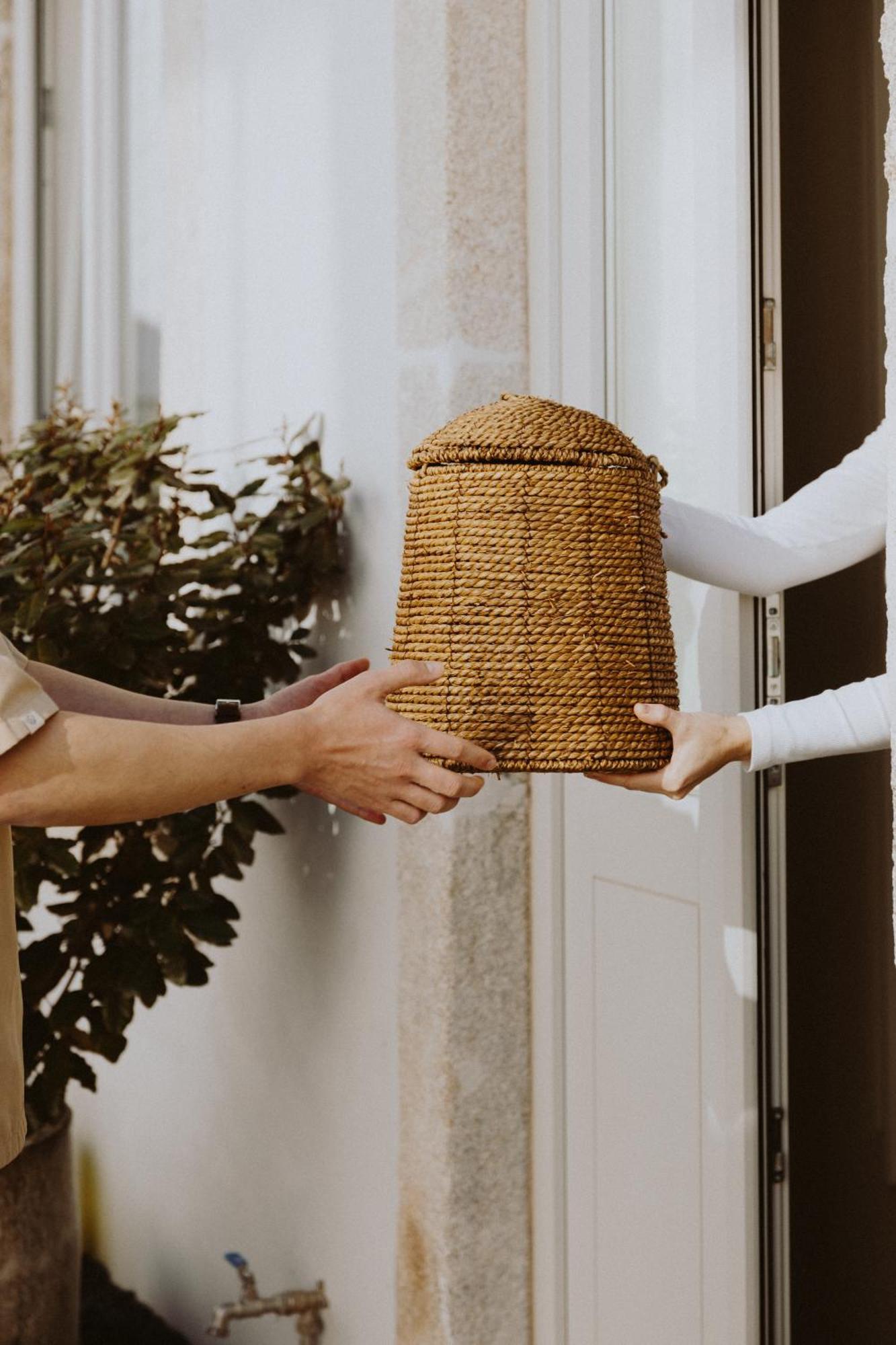 Village Aparthotel By Boa 波尔图 外观 照片 A beekeeper delivers a package of honey to a customer