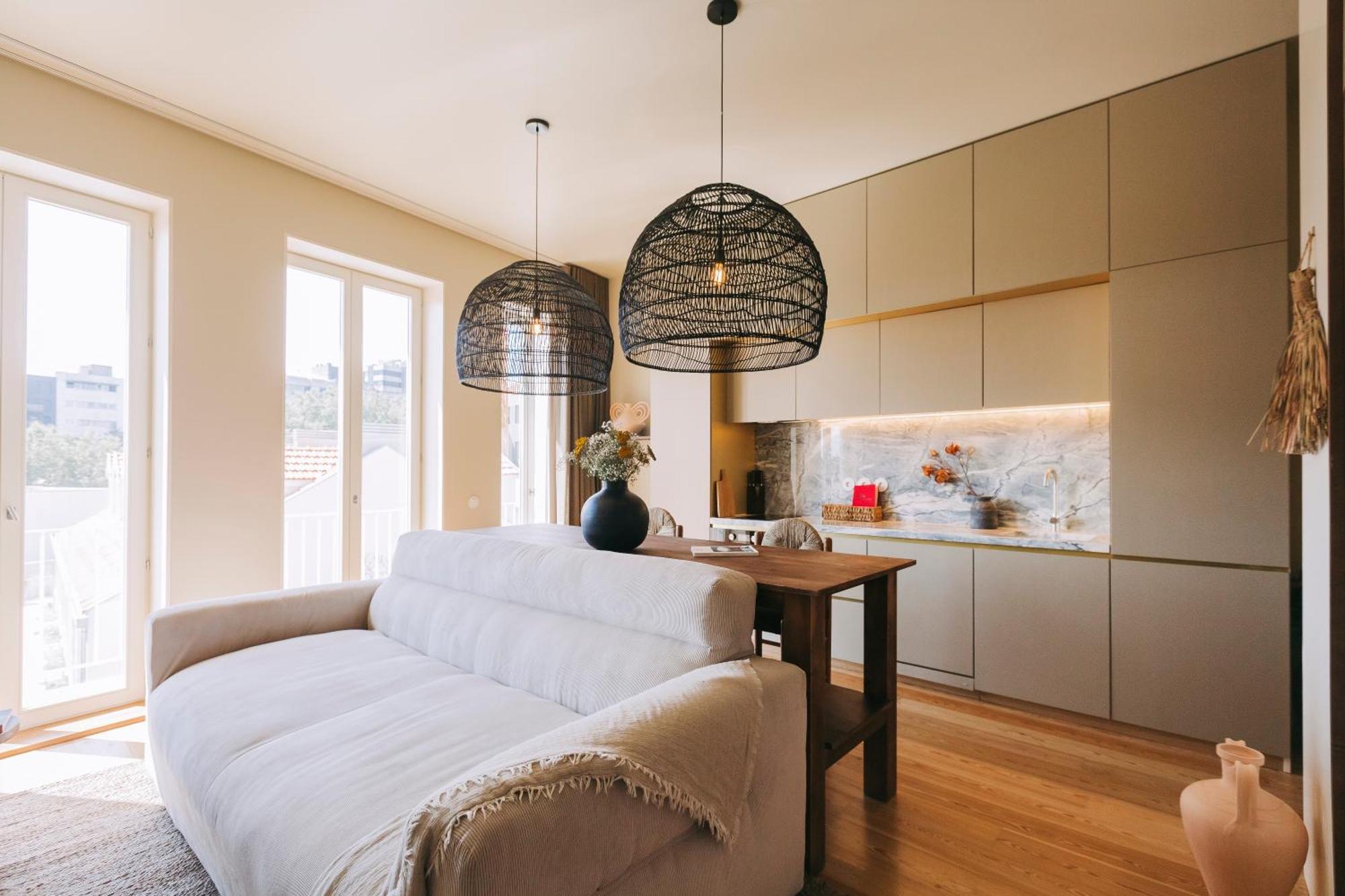 Village Aparthotel By Boa 波尔图 客房 照片 A living room with a kitchen in the background