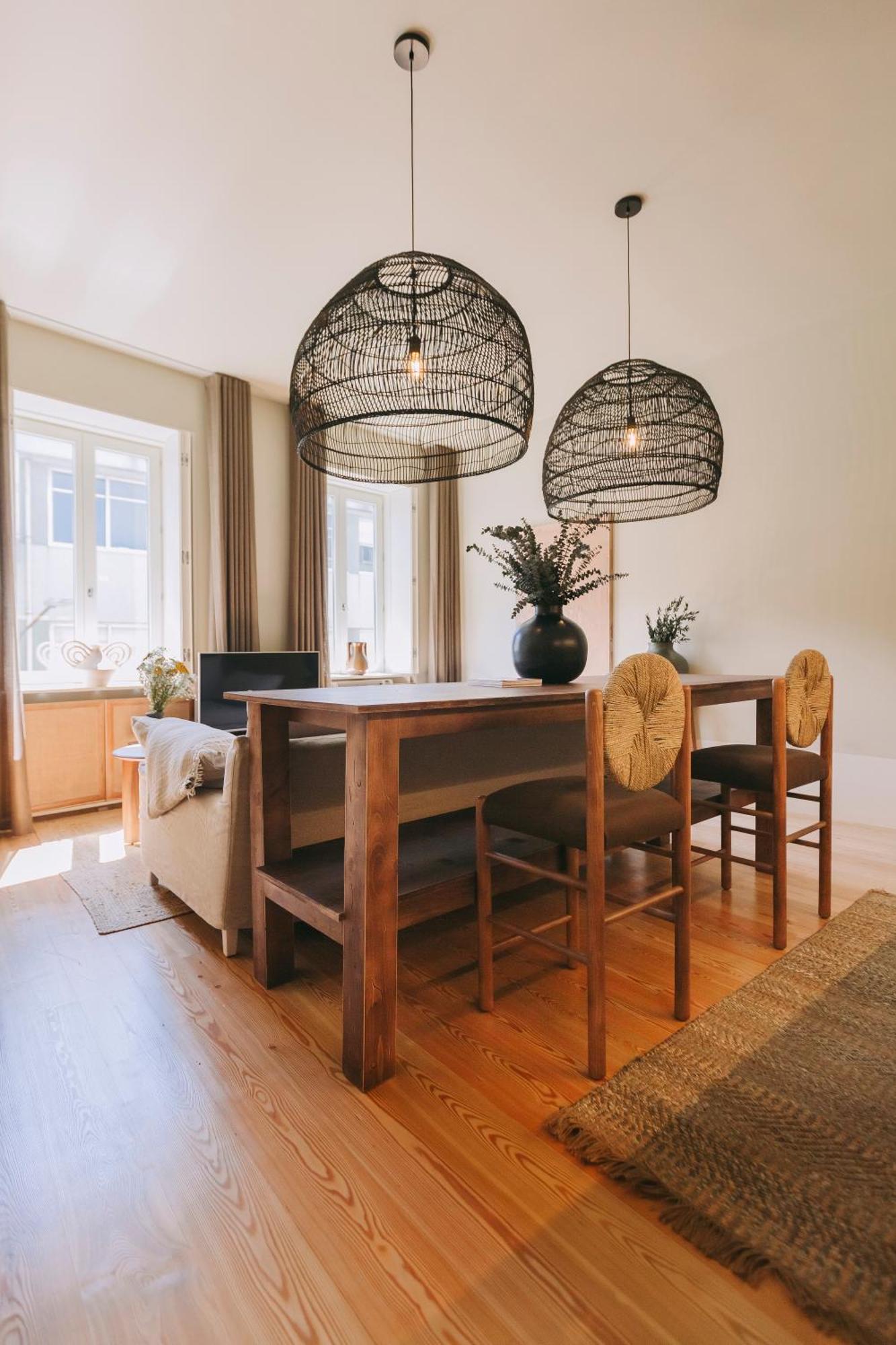 Village Aparthotel By Boa 波尔图 客房 照片 A dining room with a table and chairs