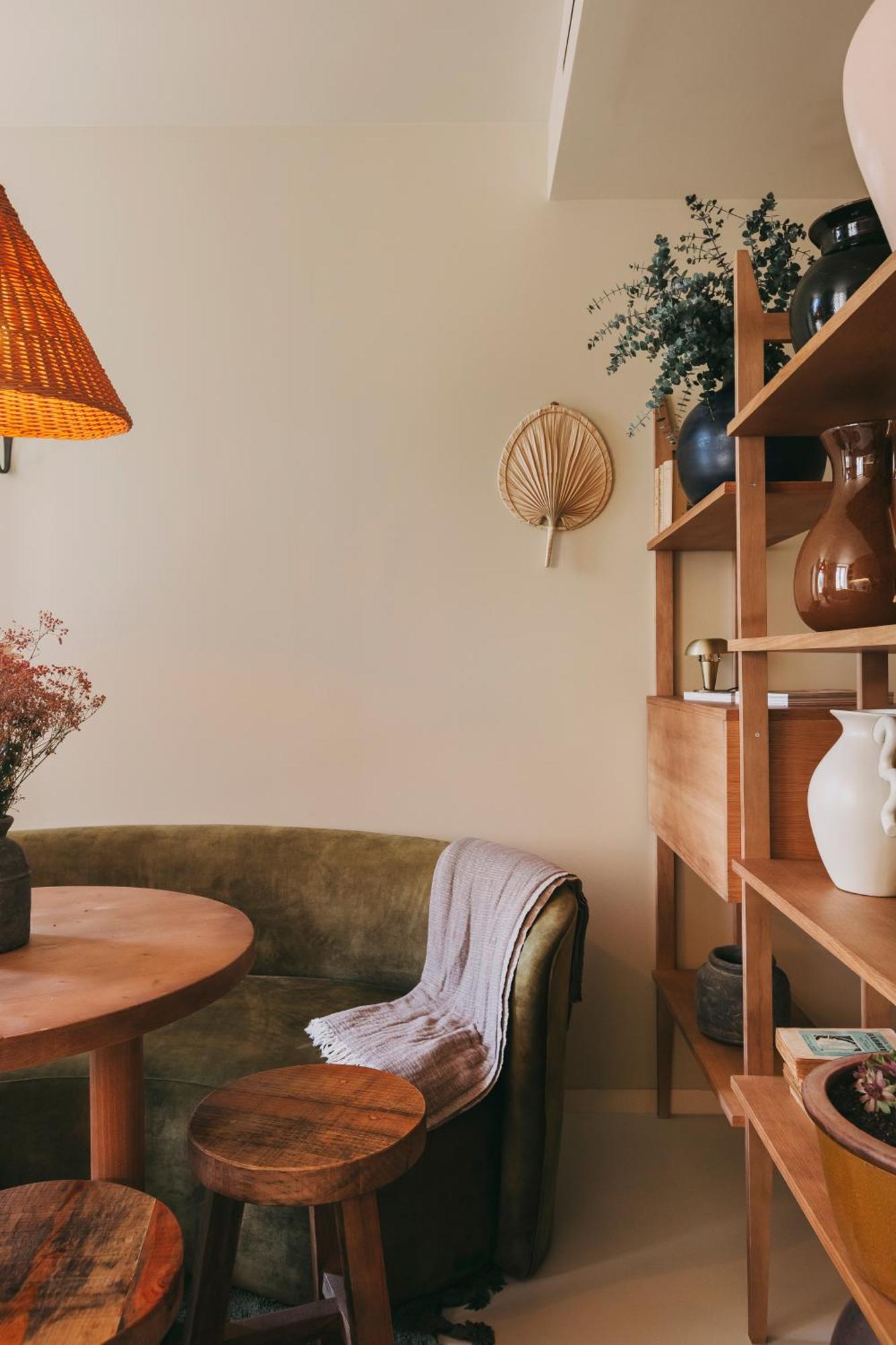 Village Aparthotel By Boa 波尔图 客房 照片 A living room with a sofa, a table, a shelf and a lamp